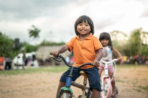 Deux jeunes enfants à vélo.